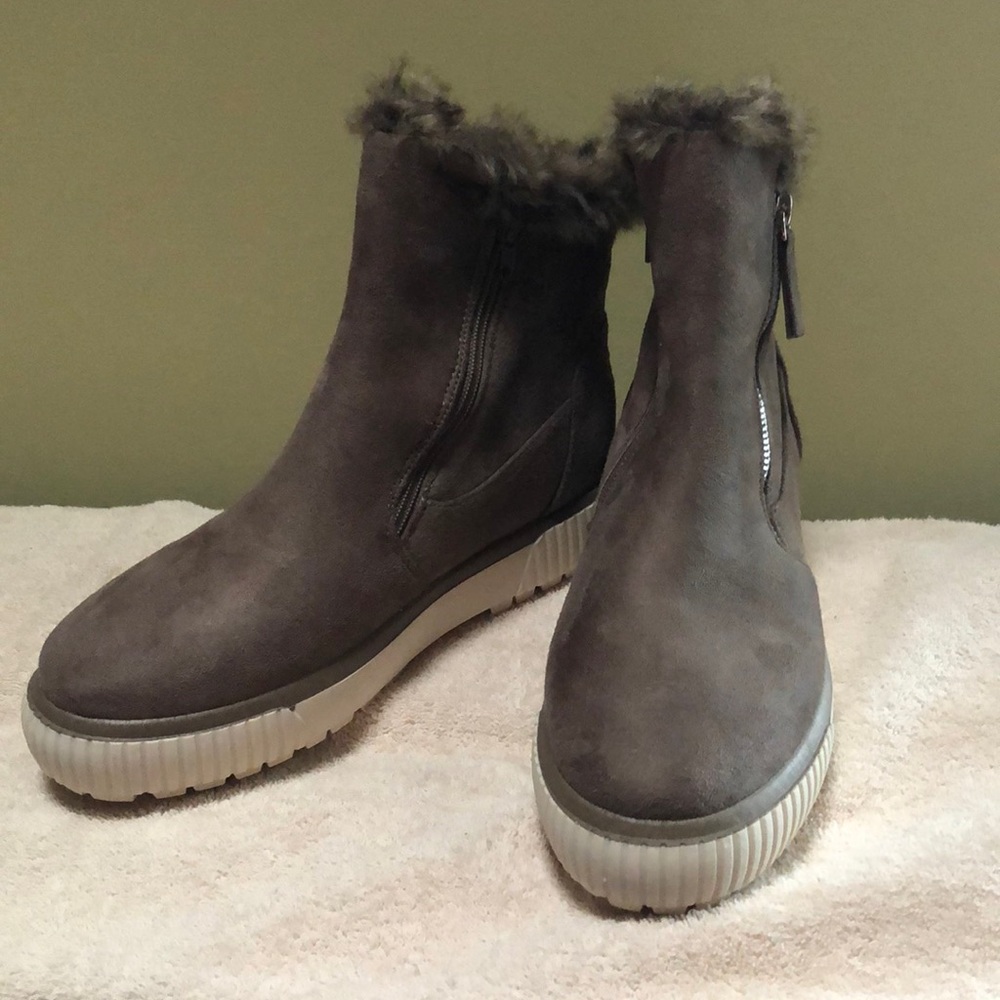 Jessy by Journee Collectionr is a round-toe vegan leather boot. Women’s size 10